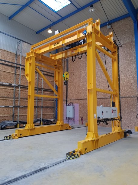 Французская крановая компания Plazar Manutention выполнила поставку 30-тонного мостового крана для нового производственного цеха завода Amada